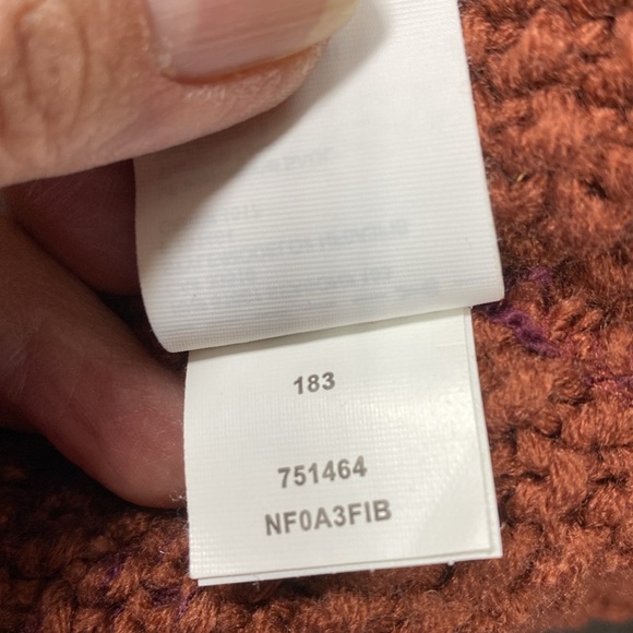 The North Face Woman’s Plum and Rust Ombre’ Beanie Hat With Pom Pom. OSFA - Picture 7 of 7